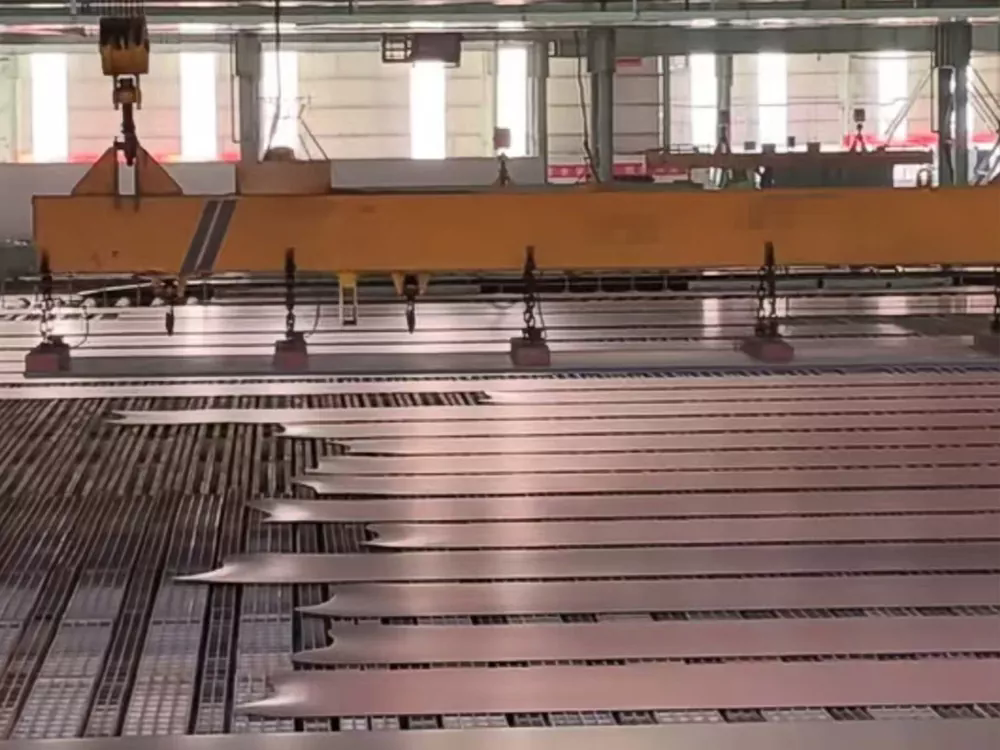 ¿Cómo mejora una placa de acero al carbono las aplicaciones industriales?